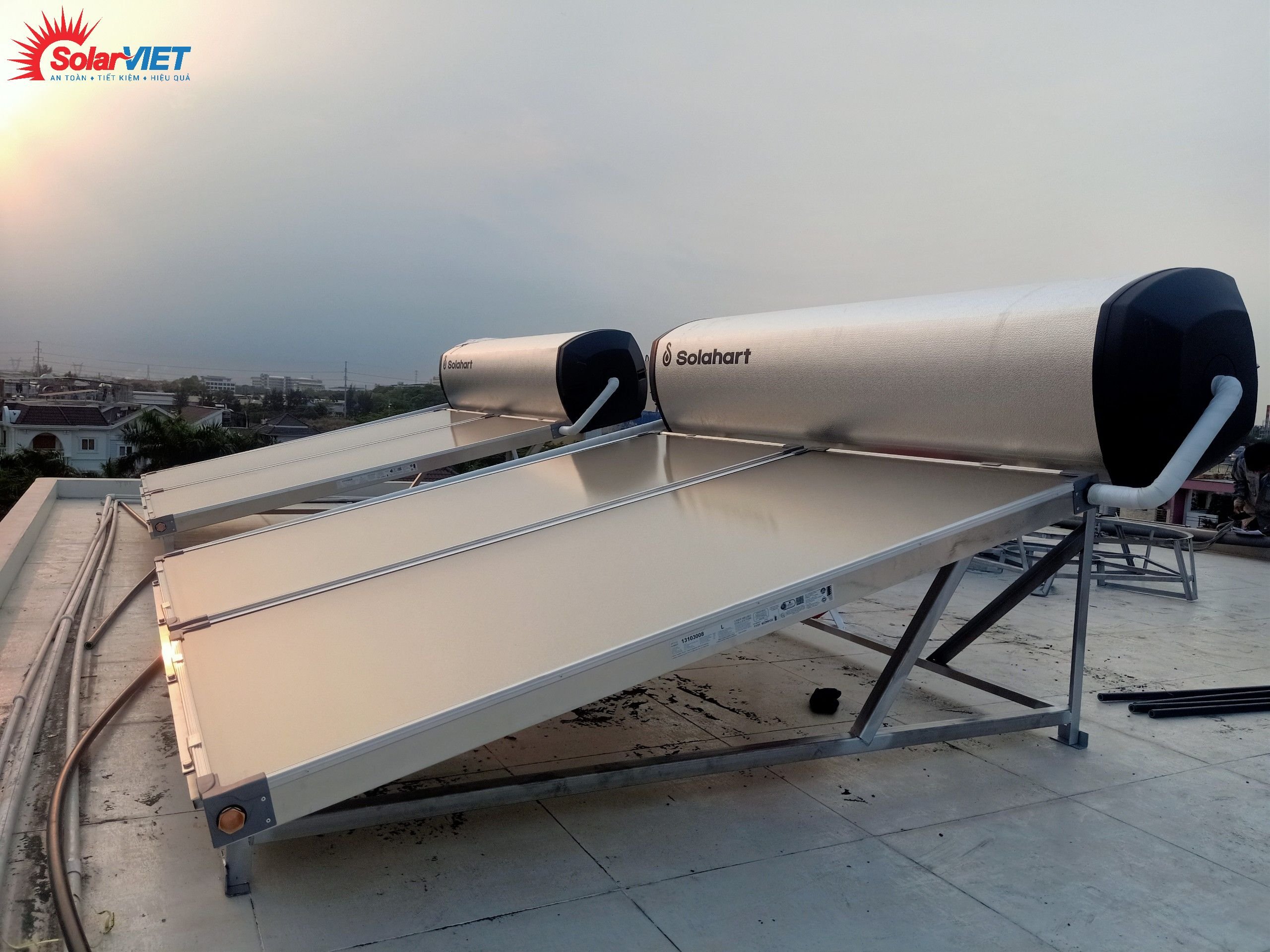 Giá máy nước nóng năng lượng mặt trời Solahart?